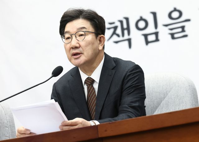 권성동 국민의힘 원내대표가 오는 8일 진행되는 내란·김건희 여사 특검법 등 쌍특검 법안 재표결에서 당론을 유지하겠다고 말했다. 사진은 권 원내대표가 7일 서울 여의도 국회에서 열린 원내대책회의에서 모두 발언하는 모습. /사진=뉴스1