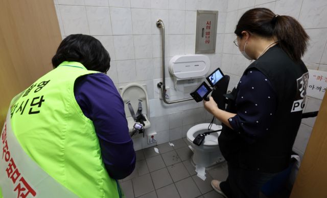 여자화장실에 숨어 불법 촬영을 한 10대 남성이 경찰에 붙잡혔다. 강남구 대치동 학원가에서 4대 폭력 및 디지털 성범죄 근절을 위한 민·관·경 합동 캠페인을 벌인 뒤 한 학원 화장실에서 불법 촬영 장비 점검을 하고 있는 모습./사진=뉴시스