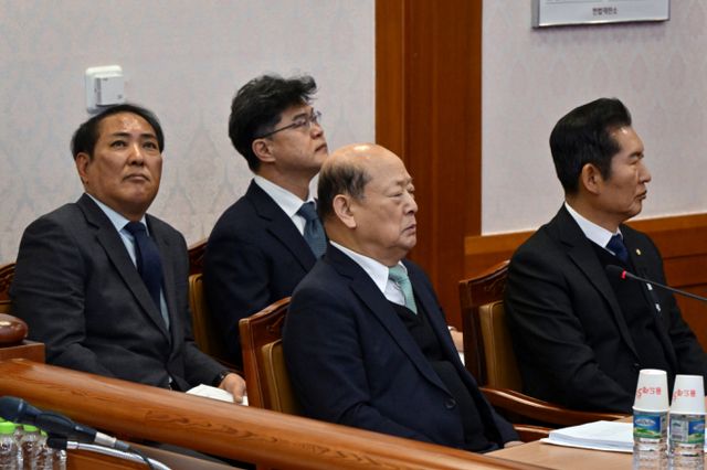 국회 측이 윤석열 대통령 탄핵심판 과정에서 탄핵소추 사유에 내란죄가 철회됐다는 논란과 관련해 의견을 밝혔다. 사진은 정청래 국회 탄핵소추단장이 3일 서울 종로구 헌법재판소 소심판정에서 열린 윤석열 대통령 탄핵 심판 2차 변론준비기일에 국회 측 소추 대리인단과 참석한 모습. /사진=뉴시스