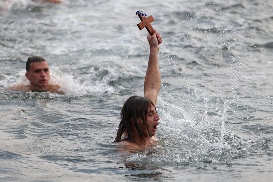 지난 6일(현지시각) 그리스 테살로니키에서 열린 주현절 전통 기념행사에서 나무 십자가를 잡은 후 기뻐하고 있다. /사진=로이터