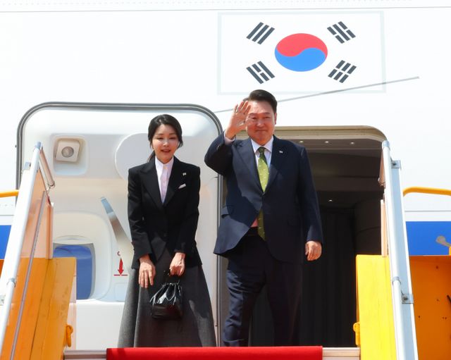 숙명여자대학교가 윤석열 대통령의 부인 김건희 여사 석사학위 논문 표절 의혹 조사 결과를 김 여사에게 통보했다. 숙명여대는 30일 이의 제기 기간을 거친 뒤 결론 내리겠다는 입장이다. 사진은 한-아세안 정상회의 일정을 마치고 귀국길에 오르는 윤 대통령(오른쪽)과 김 여사가 지난해 10월11일(현지시각) 라오스 비엔티안 왓타이 국제공항에서 공군 1호기에 탑승하며 인사하는 모습. /사진=뉴시스