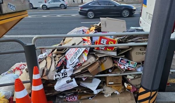 한남동 대통령 관저 인근에서 이어진 찬반 집회로 주민 불만이 쏟아지고 있다. 사진은 7일 오전 서울 용산구 한남동 대통령 관저 인근 도로에 전날(6일) 열린 집회로 인해 쓰레기가 가득 쌓여 있는 모습. /사진=뉴스1