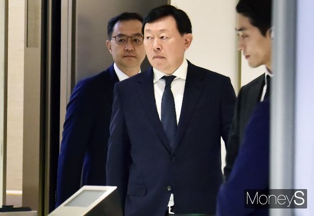 롯데그룹이 오는 9일 2025 상반기 롯데 VCM(옛 사장단 회의)을 연다. 지난해 1월18일 상반기 VCM 이전에 서울 송파구 잠실동 롯데월드타워에서 진행된 신격호 롯데그룹 창업주 추모식에 신동빈 회장이 참석했다. /사진=임한별 기자