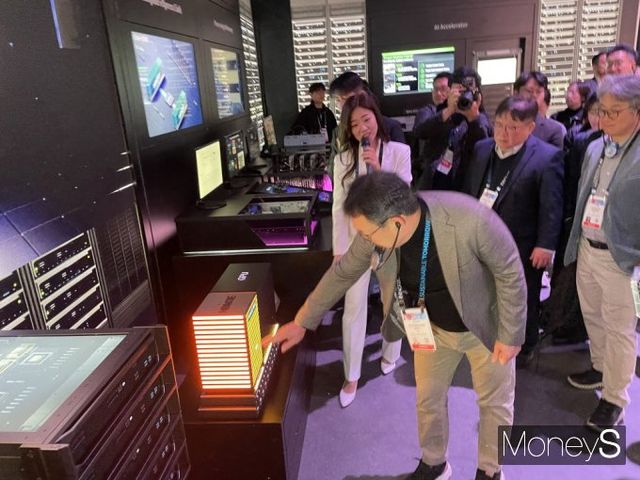 유영상 SKT 대표가 7일(현지시간) 미국 라스베이거스 컨벤션센터(LVCC)에서 개막한 'CES 2025' 전시장에 마련된 SK그룹의 부스를 살피던 중 HBM3E 16단 샘플을 만져보고 있다. / 사진=이한듬 기자