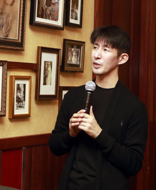 이종민 SKT 미래 연구·개발(R&D) 랩장(부사장)이 6일(현지시간) 미국 라스베이거스에서 열린 'CES 2025' 프리뷰 행사에서 올해 전시 트렌드를 소개하고 있다. / 사진=SK