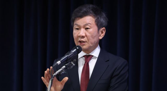 정몽규 후보가 대한축구협회 회장 선거를 하루 앞두고 50억원을 기부하겠다고 공언했다. 사진은 지닌해 12월26일 서울 종로구 축구회관에서 열린 기자회견에 참석한 정몽규 후보자가 대한축구협회 회장선거 공약을 설명하고 있는 모습. /사진=뉴스1