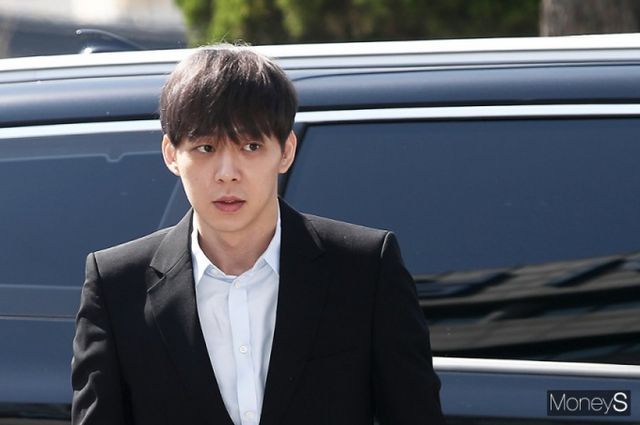 가수 겸 배우 박유천에게 6억원 상당 급여를 받지 못했다며 손해배상 청구 소송을 낸 전 매니저 김모씨에 대해 패소 판결이 확정됐다.사진은 지난 2019년 4월 경기 수원시 경기남부지방경찰청에 피의자 신분으로 출석한 가수 겸 배우 박유천. /사진=임한별 기자