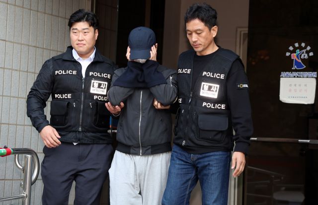 서울 강서구 오피스텔에서 30대 여성을 살해한 혐의를 받는 40대 남성이 첫 재판에서 자신의 혐의를 모두 인정했다. 사진은 피의자가 지난해 11월10일 서울 양천구 서울남부지방법원에서 구속 전 피의자 심문(영장실질심사)을 마치고 이동하는 모습. /사진=뉴스1