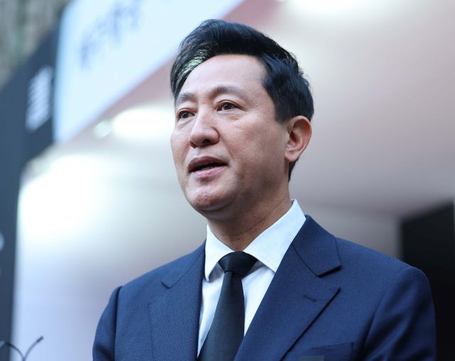 오세훈 서울시장이 더불어민주당의 윤석열 대통령 탄핵소추 사유 내란죄 제외에 대해 비판의 메시지를 전했다. 사진은 오 시장이 지난해 12월31일 서울 중구 서울시청 앞에 마련된 제주항공 여객기 사고 희생자 합동분향소에서 조문을 마치고 인터뷰 하는 모습. /사진=뉴시스(공동취재) 