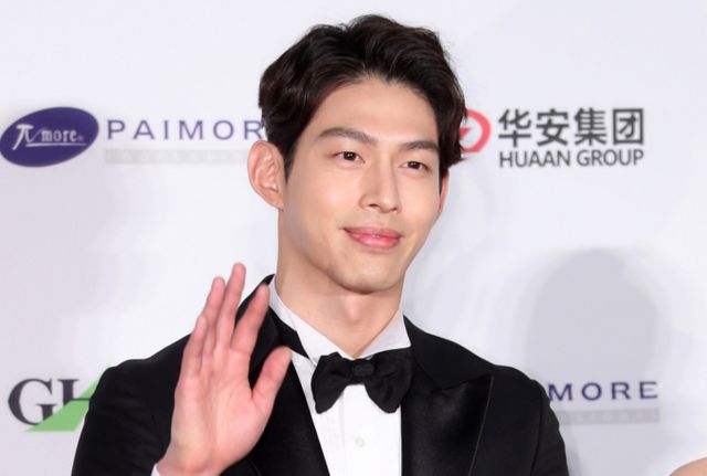 그룹 UN 출신 최정원(44)을 상간남으로 지목한 A씨가 최정원의 사생활을 폭로한 가운데, 최정원 측은 "사실무근"이라고 반박했다. 사진은 지난 2017년 서울 중구 세종문화회관에서 진행된 '제54회 대종상 영화제' 레드카펫 행사에 참석해 포즈를 취하고 있다. /사진=머니투데이