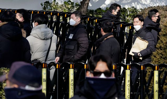 법원이 윤석열 대통령에 대한 체포영장을 재발부했다. 사진은 고위공직자범죄수사처(공수처)가 윤 대통령 체포영장 집행을 중지한 지난 3일 공수처 관계자들과 경찰이 서울 용산구 대통령 관저에서 철수하는 모습. /사진=뉴시스