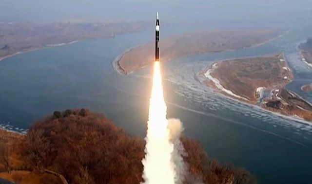 합동참모본부가 북한이 지난 6일 발사한 극초음속 중거리탄도미사일(IRBM)과 관련해 기만 가능성이 있다고 분석했다. 사진은 지난 7일 북한 조선중앙TV가 김정은 북한 국무위원장이 6일 북한 미사일총국의 신형 극초음속 중장거리 탄도미사일 시험발사를 화상감시체계로 참관했다고 보도한 모습. /사진=뉴시스(조선중앙TV 캡쳐) 