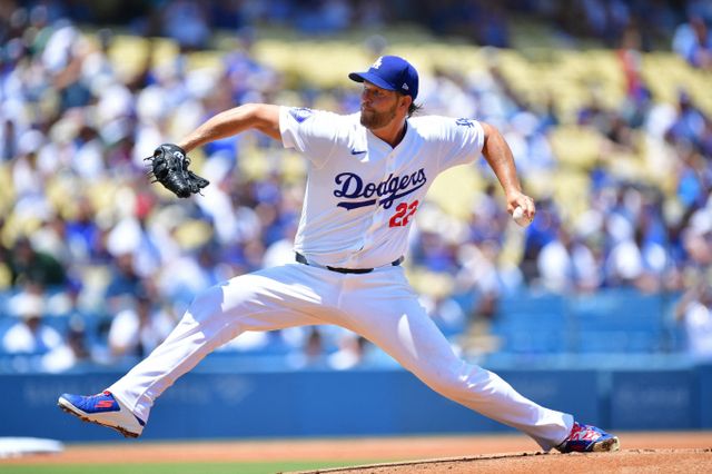 LA다저스 프랜차이즈 스타 클레이튼 커쇼가 소속팀과의 재계약을 기다리고 있다. 사진은 2024시즌 다저스에서 활약한 클레이튼 커쇼. /사진=로이터