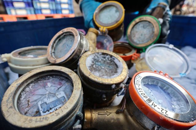 서울시는 오는 9일 오전9시부터 올겨울 처음 수도계량기 '동파 경계' 단계를 발령한다. 사진은 수도계량기 동파 모습. /사진=뉴시스