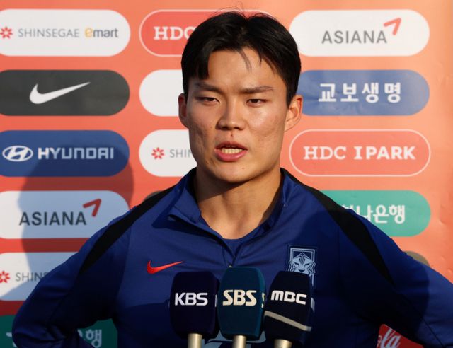 벨기에 리그에서 활약 중인 오현규가 69일 만에 득점포를 재가동했다. 사진은 지난해 11월16일 웨이트 자베르 알아흐마드 국제경기장 인근 보조구장에서 인터뷰를 진행 중인 오현규의 모습. /사진=뉴시스