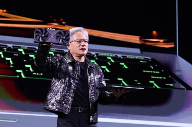 젠슨 황 엔비디아 최고경영자(CEO)가 세계 최대 IT(정보기술)·가전 전시회 'CES 2025' 개막을 하루 앞둔 6일(현지시간) 미국 네바다주 라스베이거스 만달레이베이 컨벤션센터에서 기조연설을 하고 있다. / 사진=뉴스1 신웅수 기자 /사진=(라스베이거스(미국)=뉴스1) 신웅수 기자