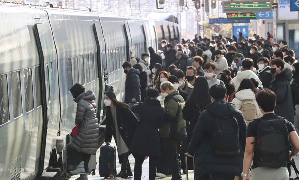 정부가 오는 27일을 임시공휴일로 지정하는 방안을 검토하고 있다. 사진은 기사의 이해를 돕기 위한 2023년 1월20일 서울 용산구 서울역에서 귀성객들이 설 연휴를 맞아 고향으로 출발하는 KTX를 타는 모습. /사진=뉴스1