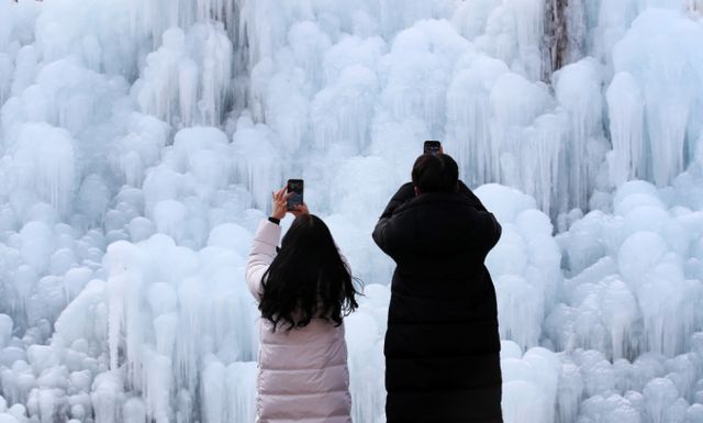 8일은 전국에 구름이 많으나 충청권과 전라권, 제주도는 대체로 흐릴 것으로 예보됐다. 사진은 비슬산자연휴양림 얼음동산을 찾은 시민들이 빙벽을 감상하는 모습. /사진=뉴스1