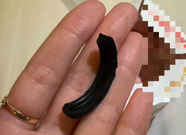햄버거 프랜차이즈 업체가 판매한 아이스크림에서 커다란 고무 이물질이 나와 논란이다. /사진=뉴시스(독자 제공)
