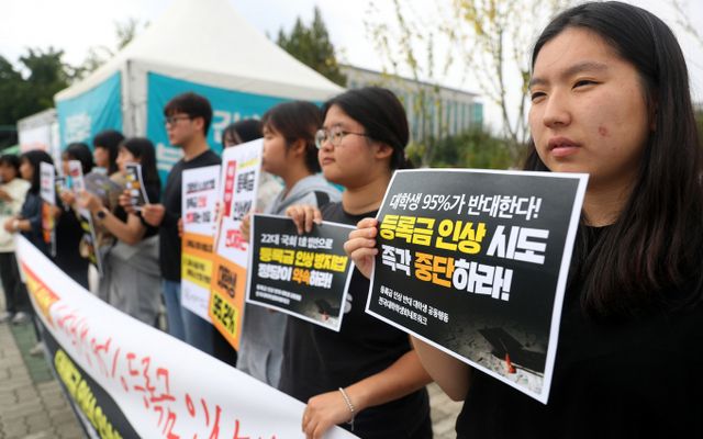 대학가에서 올해 등록금 관련 논의가 진행 중인 가운데 대학 전체적으로 최대 6000억원의 등록금이 더 걷힐 수 있다는 분석이 나왔다. 등록금 인상 반대 대학생 공동행동과 전국대학학생회네트워크 단체가 기자회견을 하는 모습./사진=뉴시스