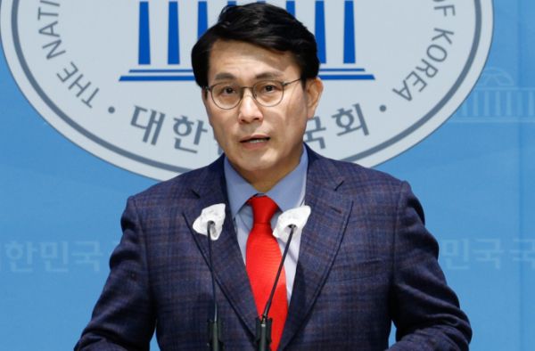 윤상현 국민의힘 의원이 공수처의 체포영장 집행 자체가 불법이라고 목소리를 높였다. 사진은 윤상현 국민의힘 의원이 5일 오후 서울 여의도 소통관에서 헌법재판소 공정 판결을 촉구하며 기자회견을 하는 모습. /사진=뉴스1