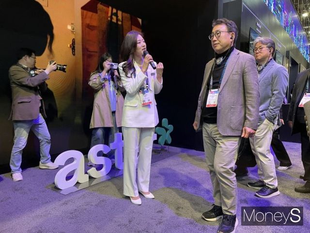 유영상 SKT 대표가 7일(현지시간) 미국 라스베이거스 컨벤션센터(LVCC)에서 개막한 'CES 2025' 전시장에 마련된 SK그룹의 부스를 찾아 SKT가 올해 북미 시장에 출시 예정이 AI 에이전트 '에스터'에 대한 설명을 듣고 있다. / 사진=이한듬 기자