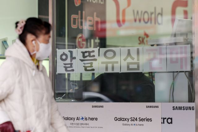 5G보다 비싼 LTE 요금제의 신규 가입 중단과 단통법 폐지에 따른 단말기 지원금 상한 폐지, 도매대가 사전규제의 3월 말 종료 등으로 알뜰폰 업계의 어려움은 올해 더욱 심화될 것이라는 분석이 나온다. 사진은 지난해 12월 서울의 통신사 대리점에 알뜰폰 유심 판매 안내문이 게시돼 있는 모습. /사진=뉴스1