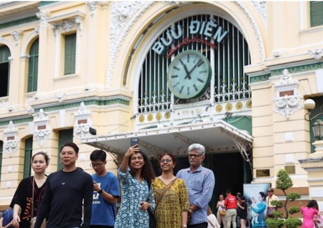 지난해 베트남을 찾은 외국인 관광객이 1760만명으로 전년 대비 40%가량 늘어났다. 베트남에서 사진을 찍는 관광객의 모습./사진=베트남 뉴스