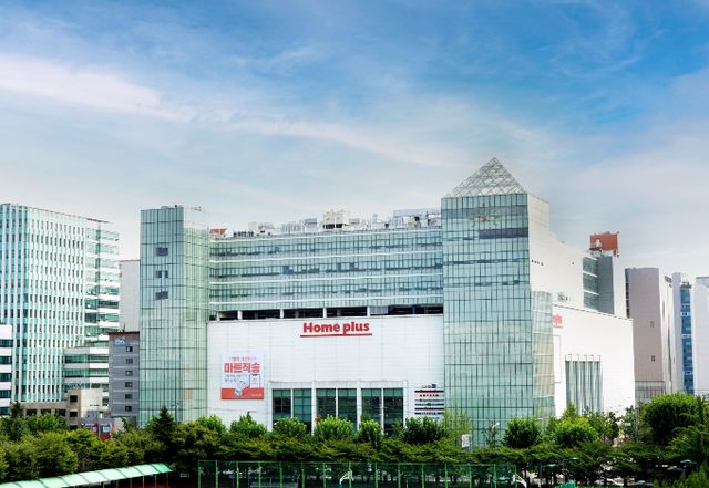 홈플러스가 사모펀드 인수 이후 근로조건 악화로 인한 인력난은 사실이 아니라고 반박했다. 사진은 홈플러스 강서점 외경. /사진=홈플러스