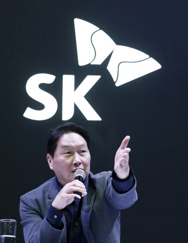 8일(현지시간) 미국 라스베이거스에서 열리고 있는 'CES 2025'에 참석한 최태원 SK 회장이 SK 전시 부스내 마련된 비즈니스 라운지에서 질의 응답을 진행하고 있다. / 사진=SK