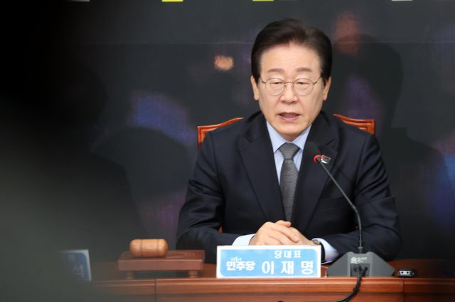 이재명 더불어민주당 대표가 윤석열 대통령 탄핵 사유 중 내란죄를 제외했다고 판단을 철회한 것은 아니라고 밝혔다. 사진은 이 대표가 8일 서울 여의도 국회에서 열린 최고위원회의에서 발언하는 모습. /사진=뉴시스