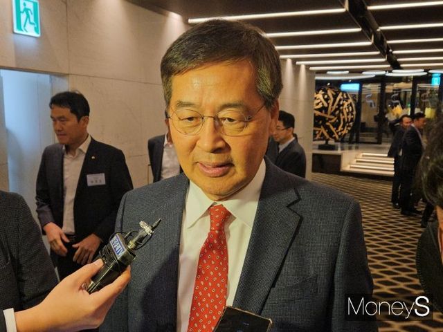 신학철 한국화학산업협회 회장 겸 LG화학 부회장이 8일 서울 중구 플라자호텔에서 열린 '화학산업 신년인사회'에 참석해 기자단의 질문에 답하고 있다. /사진=최유빈 기자