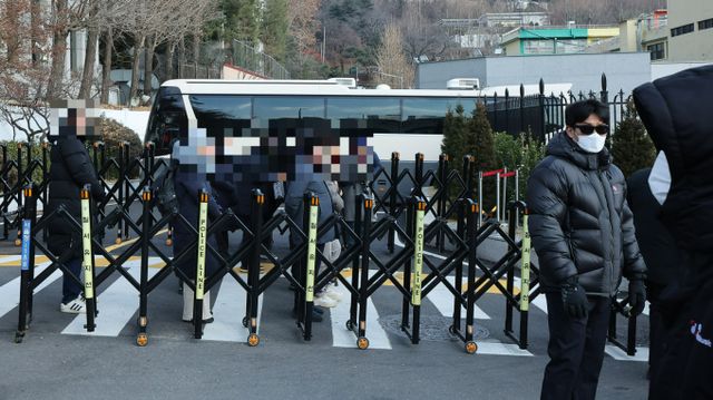 대통령실이 윤석열 대통령 체포영장 2차 집행을 앞두고 최상목 대통령 권한대행 부총리 겸 기획재정부 장관에게 한남동 대통령 관저 경호를 보강해달라고 요청한 것으로 보인다. 사진은 지난 8일 서울 용산구 한남동 대통령 관저 출입구 앞에서 경찰이 경비하는 모습. /사진=뉴스1