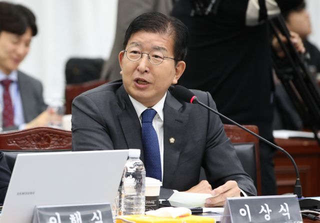 국민의힘이 경찰 출신인 이상식 더불어민주당 의원이 지난 7일 자신의 페이스북에 당과 국수본 메신저 역할을 했다는 내용의 글을 게재한 것과 관련해 고발하겠다고 전했다. 사진은 이 의원이 지난해 10월23일 제주도청에서 열린 국회 행정안전위원회 국정감사에서 질의하는 모습. /사진=뉴스1