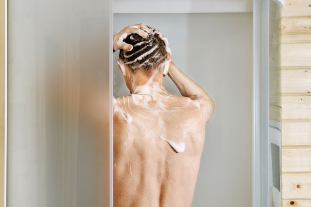 남편이 샴푸로 머리를 감은 뒤 그 거품으로 샤워한다는 사연이 전해졌다. /사진=이미지투데이