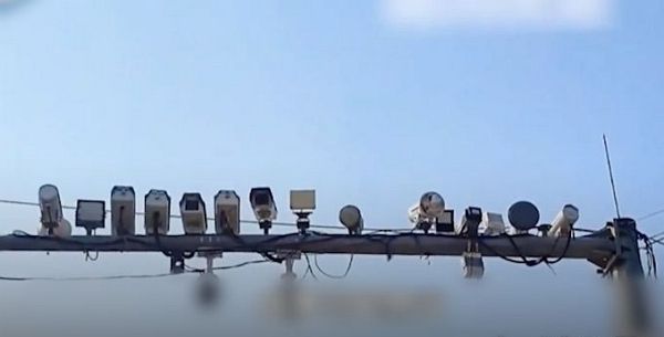 중국의 도로에서 20대에 가까운 감시카메라가 설치된 것이 포착됐다. 사진은 산시성 위안취현의 한 도로에서 포착된 감시카메라들의 모습. /사진=바이두 캡처