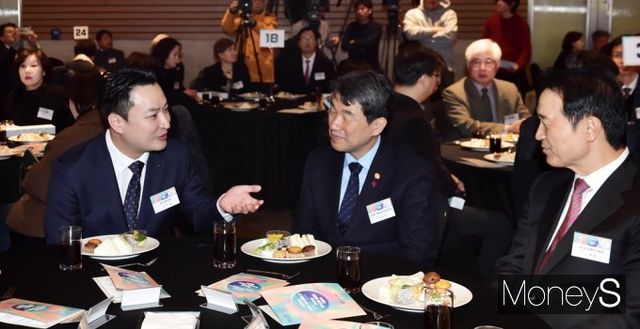 ▲ 대화 나누는 강주호 한국교원단체총연합회(한국교총) 회장, 이주호 사회부총리 겸 교육부 장관, 임태희 경기도교육감