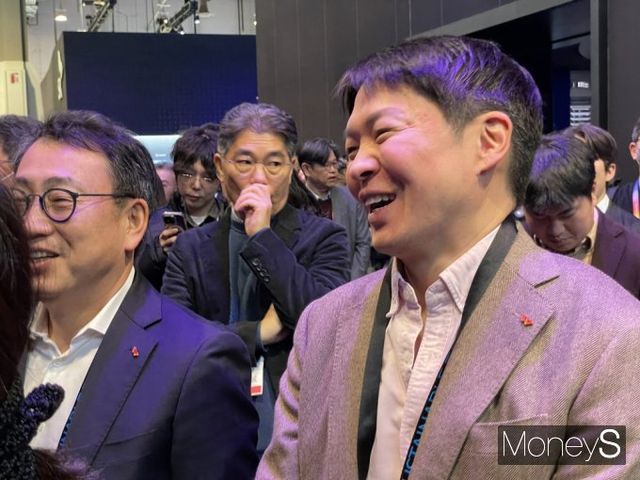 최성환 SK네트웍스 사업총괄 사장이 8일(현지시간) 세계 최대 IT·가전박람회 'CES 2025'가 열리고 있는 미국 라스베이거스 컨벤션센터(LVCC) 센트럴홀에 마련된 SK그룹 전시관을 살펴보고 있다. / 사진=이한듬 기자