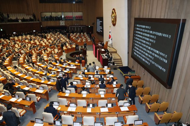 8일 진행된 국회 본회의에서 김건희 여사 특검법, 내란 특검법, 농업 4법 등이 부결됐다. 사진은 8일 서울 여의도 국회에서 열린 제420회국회(임시회) 제4차 본회의에서 내란·김건희 특검법, 농업4법 등 8개 법안 재의의 건 무기명 재투표가 진행되는 모습. /사진=뉴스1