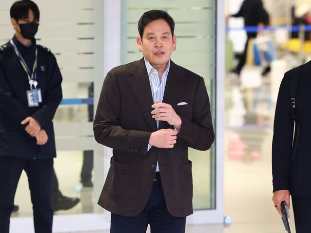 정용진 신세계그룹 회장이 도널드 트럼프 미국 대통령 취임식에 참석한다. 정 회장이 지난해 12월22일 오후 미국에서 인천국제공항을 통해 귀국하고 있다. /사진=뉴시스