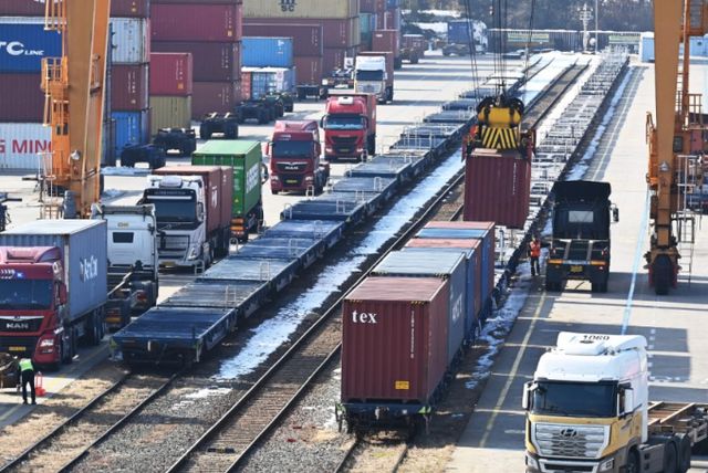 경기도 의왕시 내륙컨테이너기지(ICD)에 화물열차가 멈춰 서 있다./사진-뉴시스