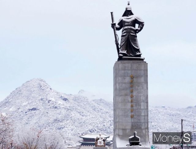기상청은 8일 밤 9시를 기해 서울 전역에 한파주의보를 발효하기로 했다. 사진은 지난해 11월 밤새 내린 눈으로 덮인 서울 중구 광화문 일대. /사진=임한별 기자