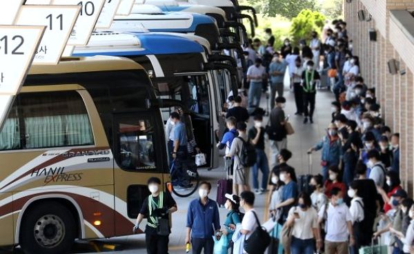 설 연휴와 직전 주말 사이에 낀 27일이 임시공휴일로 지정됐다. 사진은 기사의 이해를 돕기 위한 추석 연휴를 하루 앞둔 2022년 9월8일 오후 서울 서초구 고속버스터미널이 귀성객과 여행객들로 북적이는 모습. /사진=뉴시스