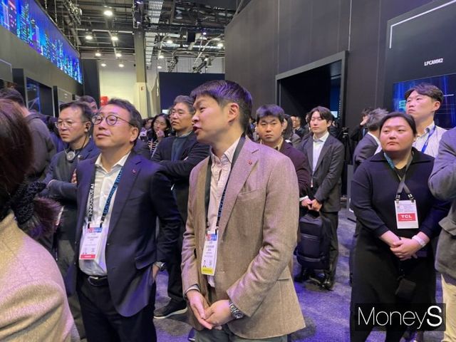 최성환 SK네트웍스 사업총괄 사장이 유영상 SK텔레콤 사장과 함께 8일(현지시간) 세계 최대 IT·가전박람회 'CES 2025'가 열리고 있는 미국 라스베이거스 컨벤션센터(LVCC) 센트럴홀에 마련된 SK그룹 전시관을 살펴보고 있다. / 사진=이한듬 기자