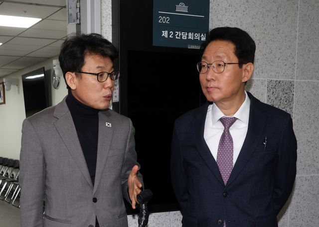 정부와 여·야가 오는 9일 국정협의체 첫 실무협의에서 향후 일정, 의제 등을 논의할 계획이다. 사진은 김상훈 국민의힘 정책위의장(오른쪽)과 진성준 더불어민주당 정책위의장이 지난해 12월24일 서울 여의도 국회 의원회관 간담회의실에서 민생법안 처리를 위한 논의를 마치고 취재진의 질문에 답변하는 모습. /사진=뉴시스