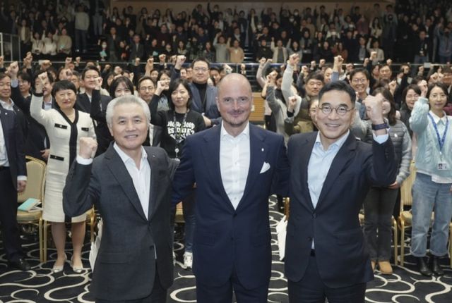 지난 6일 SC제일은행 본점에서 열린 임직원 신년 타운홀에서 이광희 SC제일은행장(맨 오른쪽), 박종복 SC그룹 시니어 어드바이저(맨 왼쪽), 디에고 디 조르지 SC그룹 최고재무책임자(가운데)가 임직원들과 기념촬영을 하고있다./사진=SC제일은행 제공 