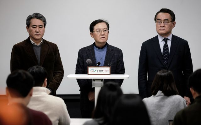 윤석열 대통령 측이 체포영장 집행에 대해 특공대와 기동대를 동원해 체포하는 게 내란이라고 반발했다. 사진은 윤 대통령 측 변호사인 윤갑근 변호사(가운데)가 8일 서울 서초구 한국컨퍼런스센터에서 기자간담회를 열고 발언하는 모습. /사진=뉴시스 