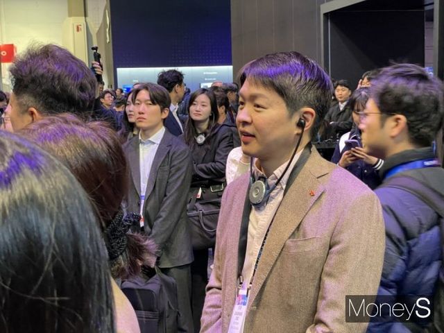 최성환 SK네트웍스 사업총괄 사장이 8일(현지시간) 세계 최대 IT·가전박람회 'CES 2025'가 열리고 있는 미국 라스베이거스 컨벤션센터(LVCC) 센트럴홀에 마련된 SK그룹 전시관을 살펴보고 있다. / 사진=이한듬 기자