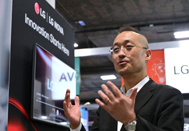 LG전자 북미이노베이션센터장 이석우 부사장이 현지시간 7일 미국 라스베이거스 유레카파크에 마련된 LG NOVA CES 전시부스에서 글로벌 스타트업들과의 협업 현황과 계획을 소개하고 있다. / 사진=LG전자