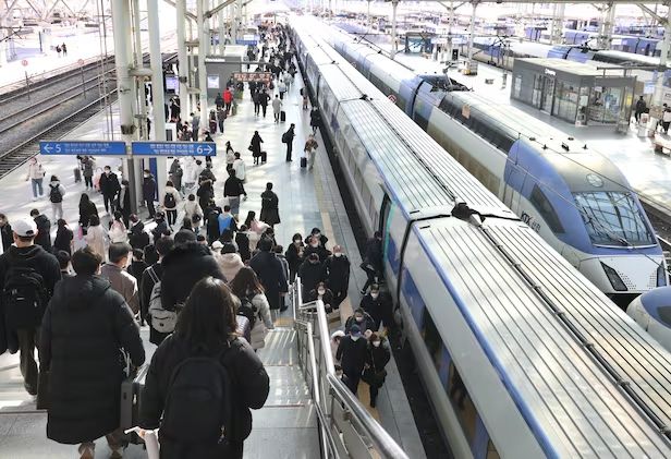 27일을 임시공휴일로 지정해 '황금연휴'로 만드는 방안을 검토한다. 사진은 기사의 이해를 돕기 위한 2023년 설 명절 연휴 기간 서울 용산구 서울역에서 귀성객들이 고향으로 출발하는 KTX를 타는 모습. /사진=뉴스1